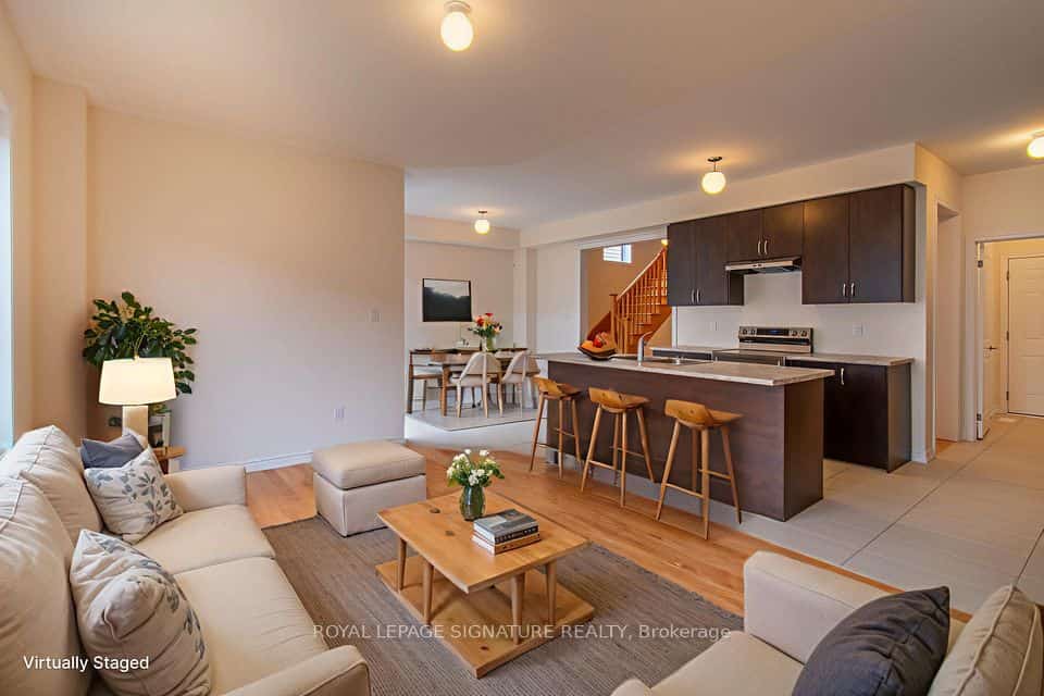 22 Prudhoe Terrace, Barrie, ON L9S 2Z8