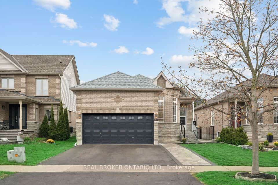27 Spruce Boulevard, Halton Hills, ON L7J 2Y3