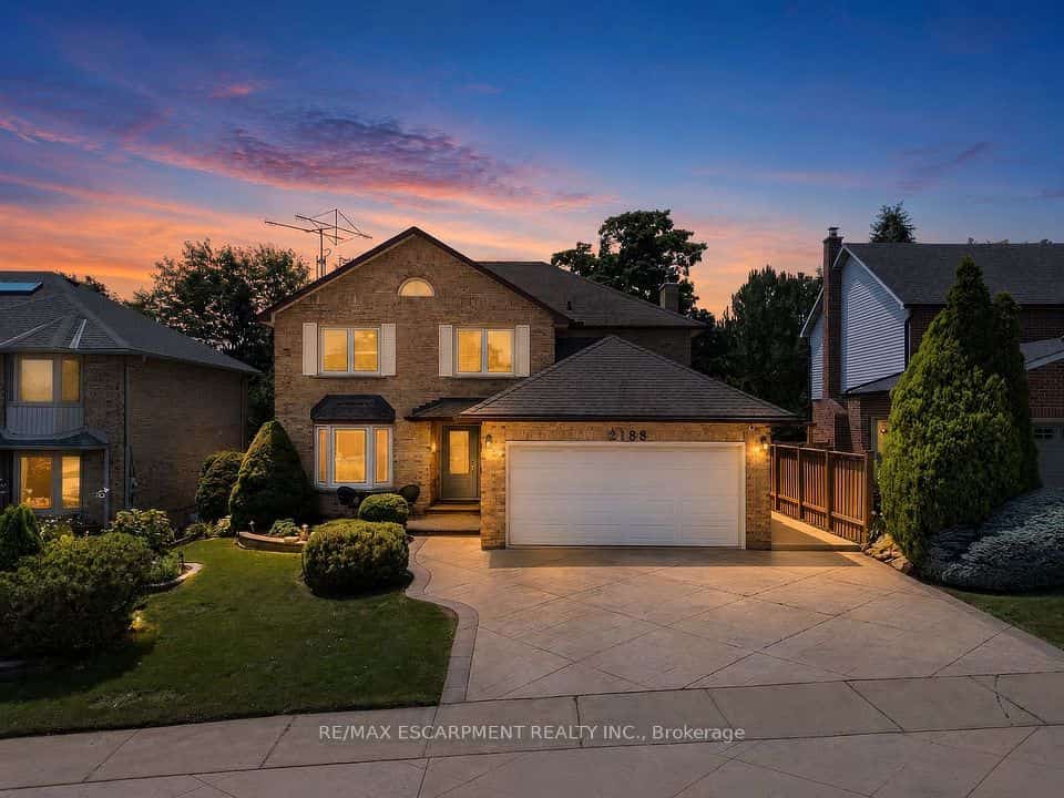 2188 BADER Crescent, Burlington, ON L7P 4N6