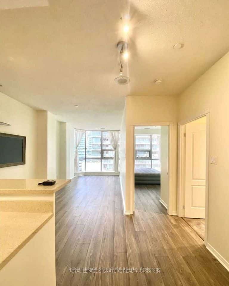 393 King Street W #903, Toronto, ON M5V 3G8