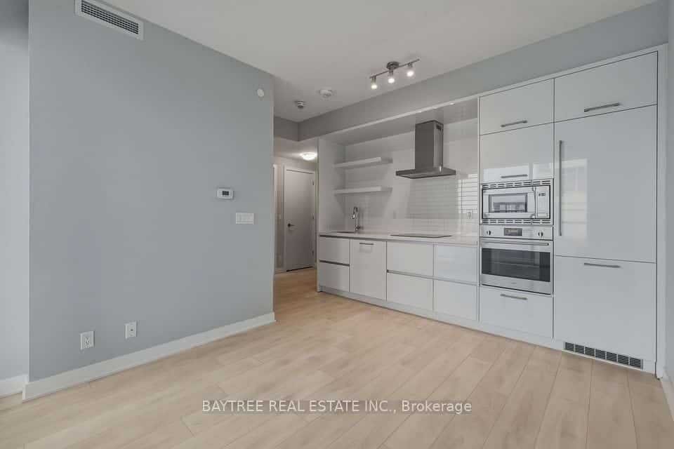 2221 Yonge Street #3807, Toronto, ON M4S 2B5