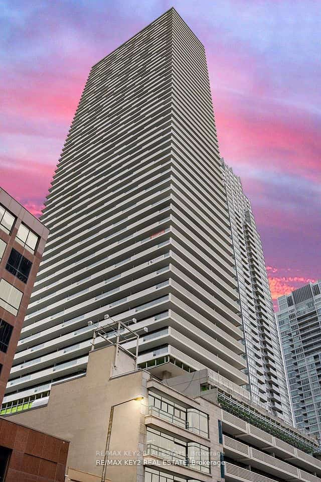 2221 Yonge Street #3402, Toronto, ON M4S 0B8