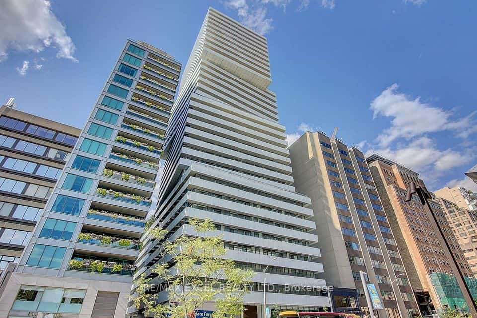 200 Bloor Street W #2201, Toronto, ON M5S 0B1