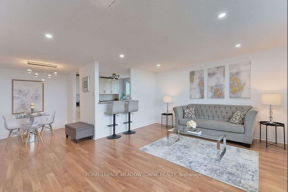 6720 Glen Erin Drive #1013, Mississauga, ON L5N 3K8