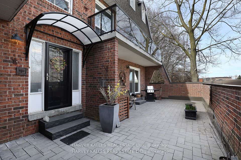 18 La Rose Avenue #TH16, Toronto, ON M9P 1A5