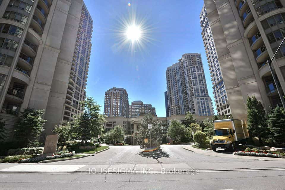 3880 Duke Of York Boulevard #807, Mississauga, ON L5B 4M7