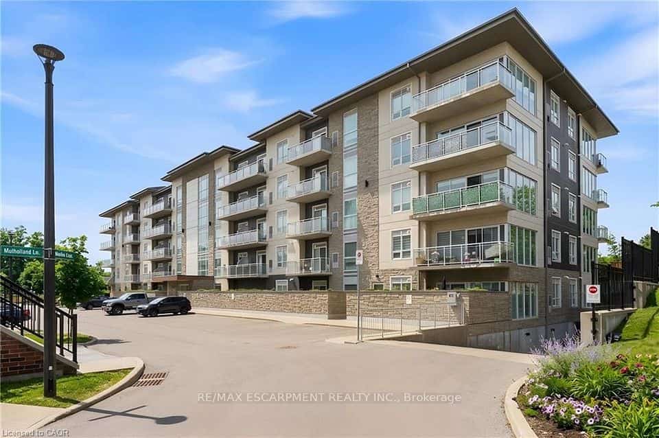 16 MARKLE Crescent #413, Hamilton, ON L9G 0H4