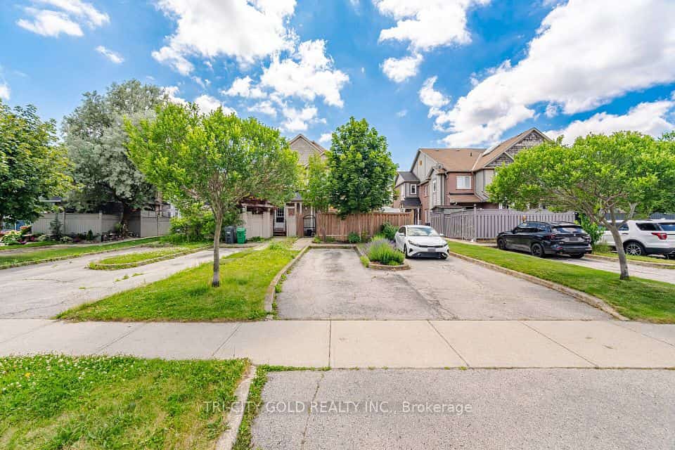 111 Chipmunk Crescent, Brampton, ON L6R 1B4