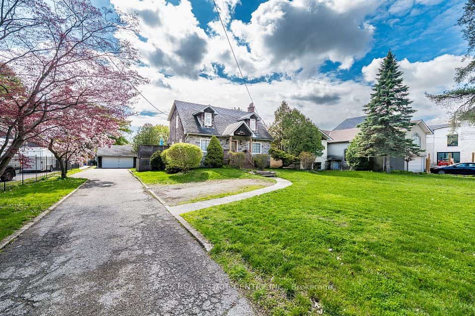 2212 Mississauga Road, Mississauga, ON L5H 2K9