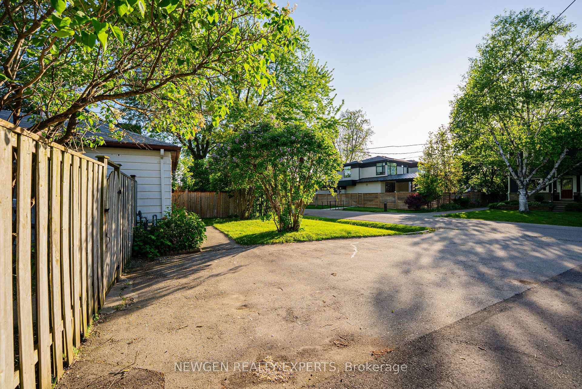 1070 Pelham Avenue, Mississauga, ON L5E 1L2