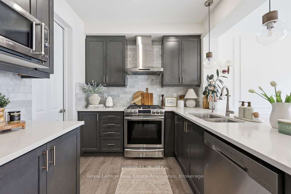 1222 Rose Way #27, Milton, ON L9E 1P2