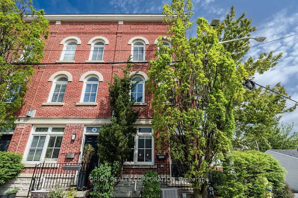 6 St Raymond Heights, Toronto, ON M6G 4C2