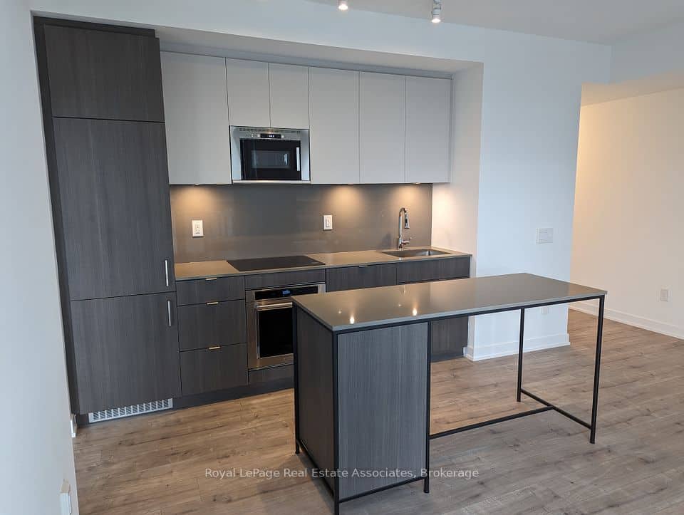 215 Lakeshore Road W, Mississauga