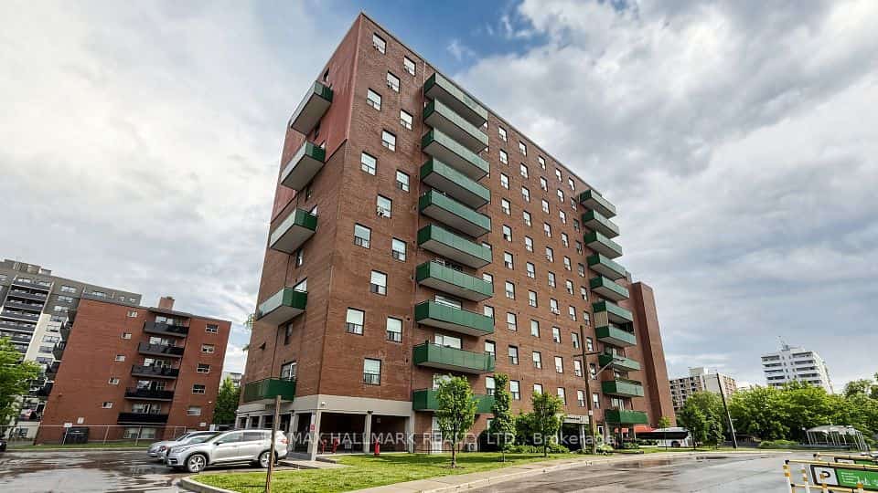 49 Queen Street E #402, Mississauga, ON L5G 4N6