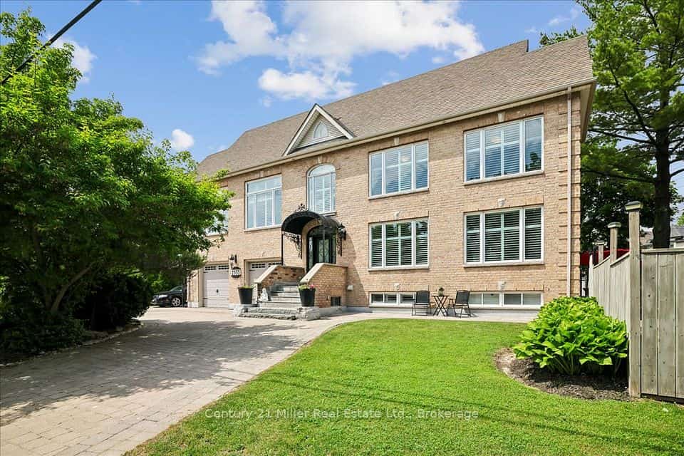 2355 Old Carriage Road, Mississauga, ON L5C 1Y6