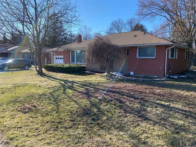 556 Big Bay Point Road, Barrie, ON L4N 3Z5