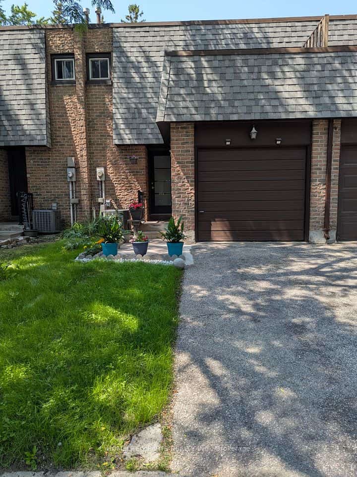 6 Woodglen Way, Markham, ON L3R 3A8