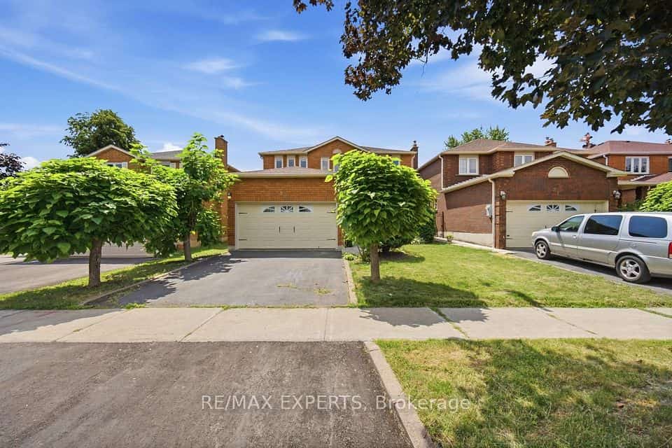 221 Judith Avenue, Vaughan, ON L4J 7E3
