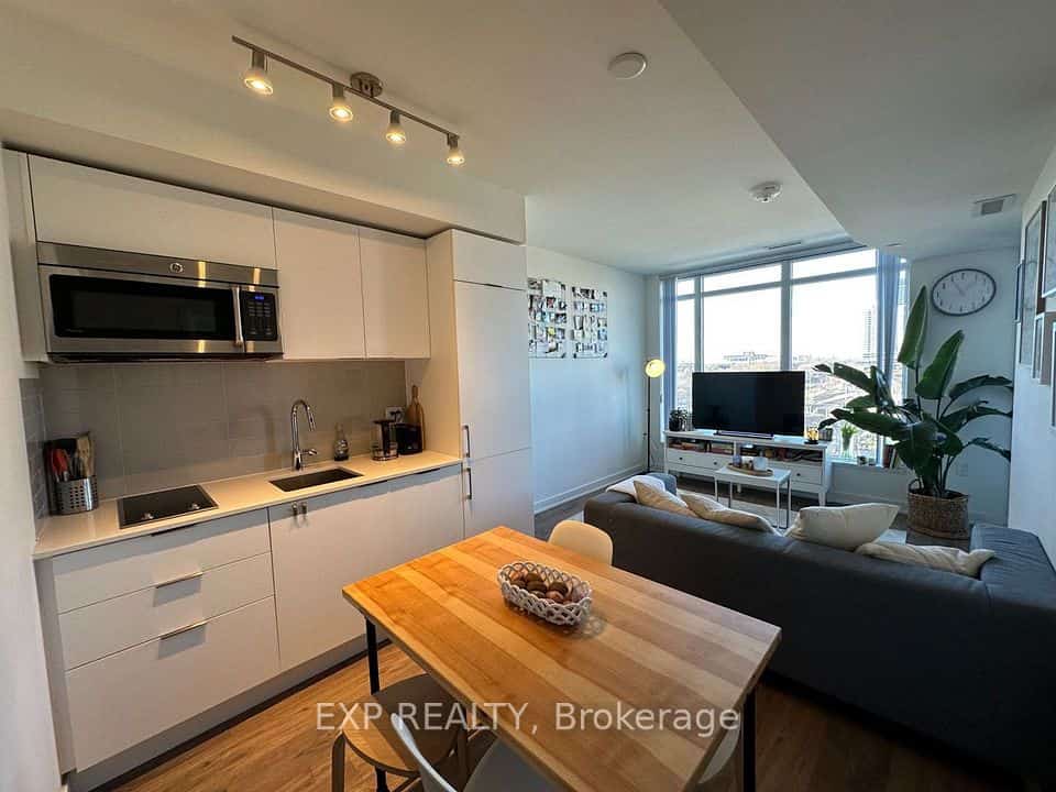 27 Bathurst Street #512, Toronto, ON M5V 0R1