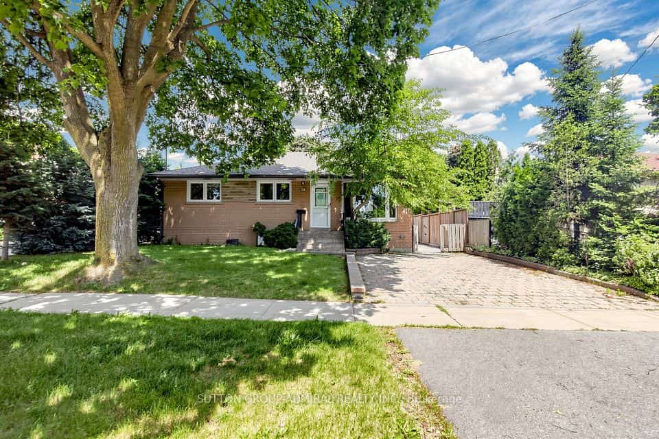 34 Paragon Road, Toronto, ON M9R 1J8