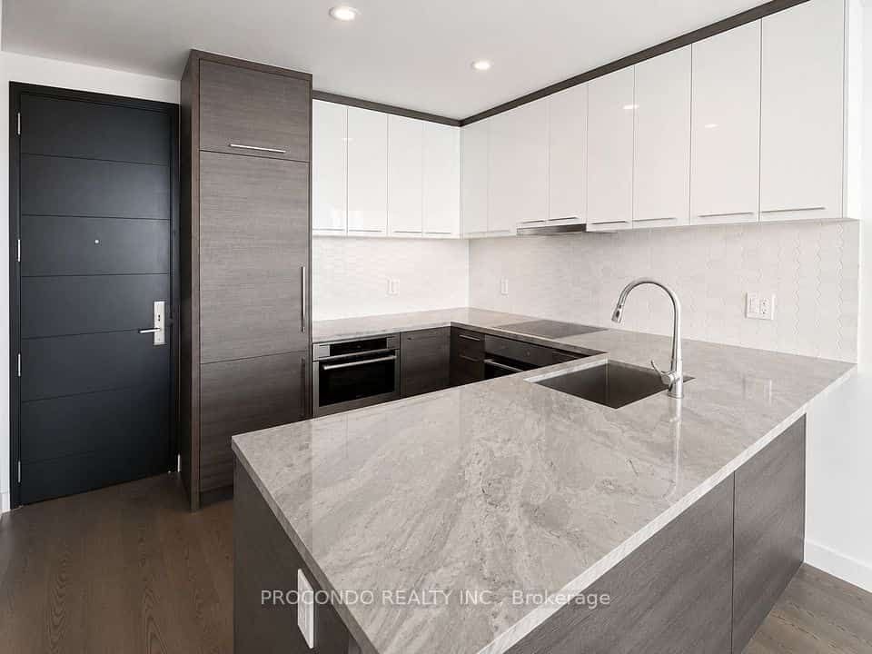 488 University Avenue #3812, Toronto, ON M5G 0C1