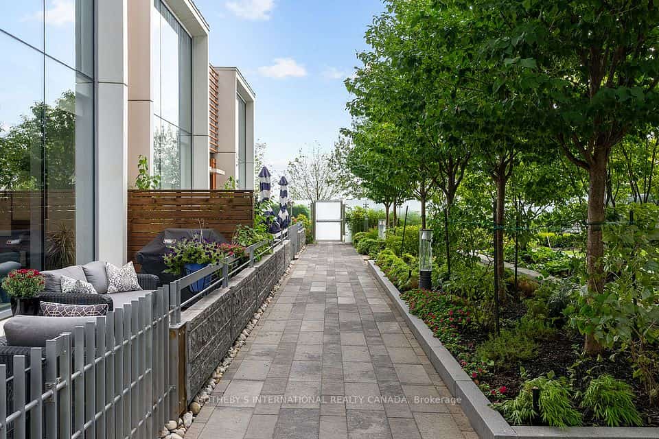 29 Queens Quay E #TH115, Toronto, ON M5E 0A4