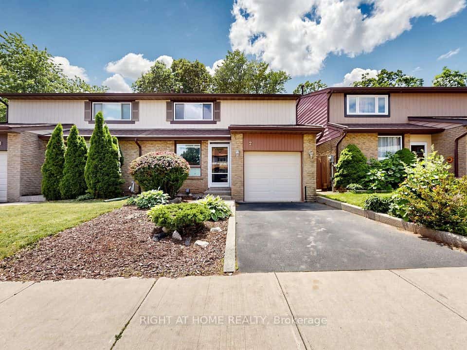 1580 Lancaster Drive #2, Oakville, ON L6H 2Z5