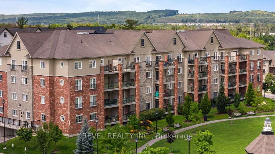 39 Ferndale Drive S #106, Barrie, ON L4N 5T5