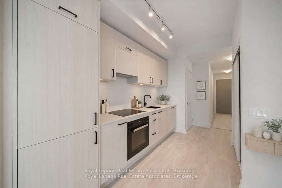 1 Quarrington Lane #1004, Toronto, ON M3C 0S4