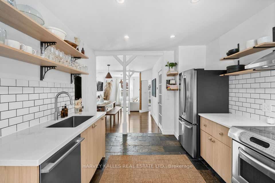 14 Manitoba Street, Toronto, ON M8Y 1C7