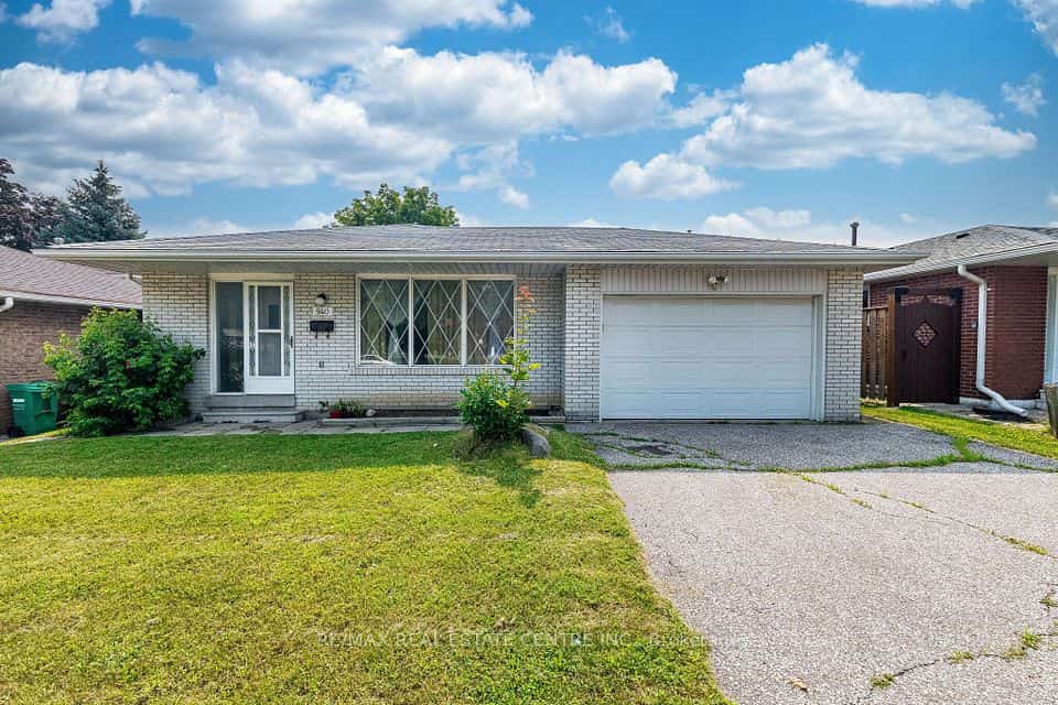 940 Bloor Street, Mississauga, ON L4Y 2N1