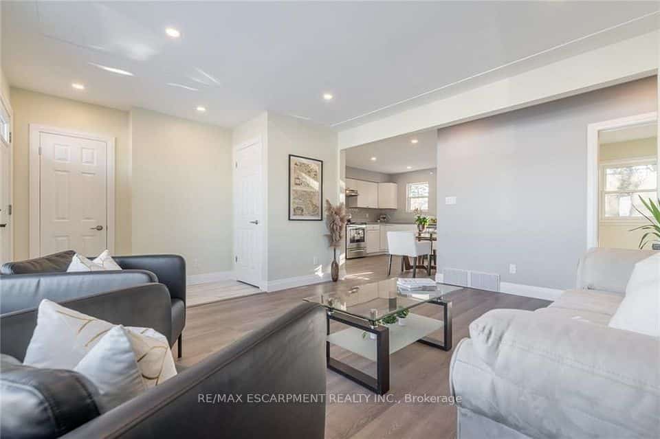 58 Sandalwood Avenue, Hamilton, ON L8T 2E3