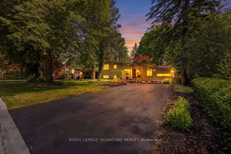 29 Farmcote Road, Toronto, ON M3B 2Z6