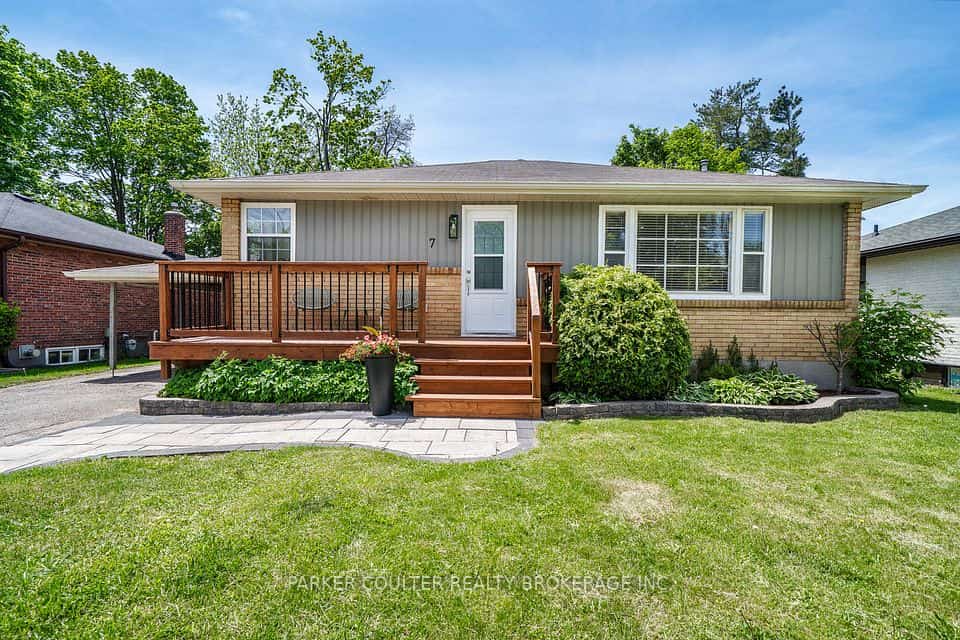 7 Oakley Park Square, Barrie, ON L4M 2J9