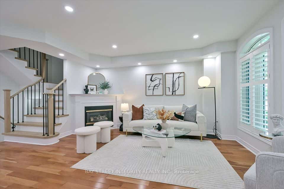 208 Georgian Drive, Oakville, ON L6H 6T8