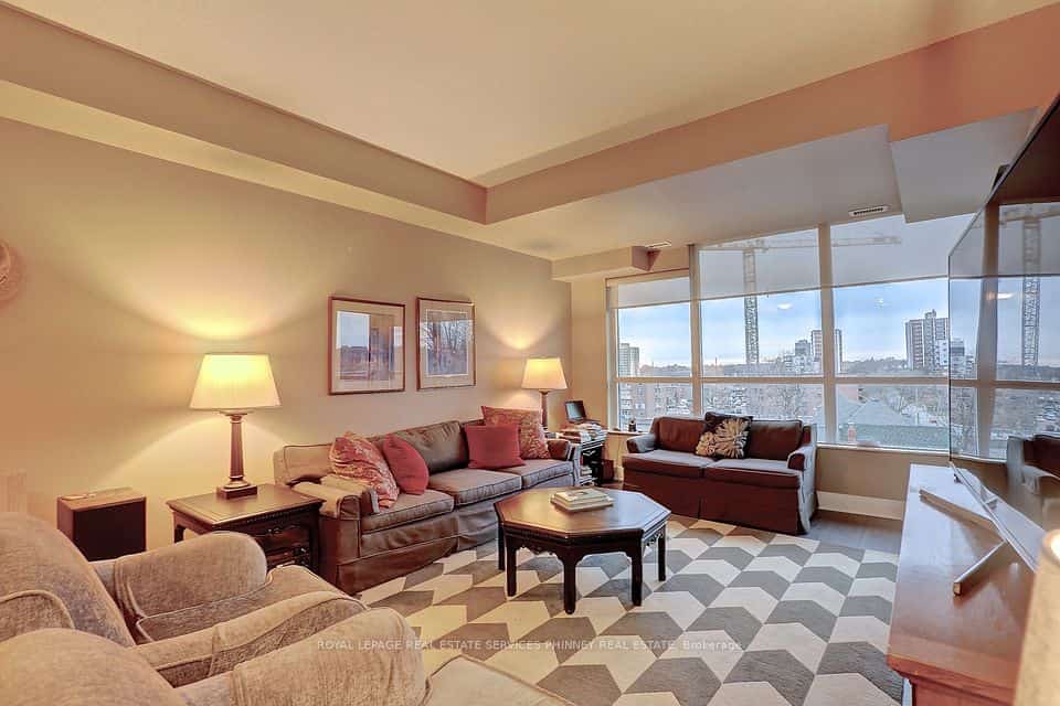1 Hurontario Street #514, Mississauga, ON L5G 3G8