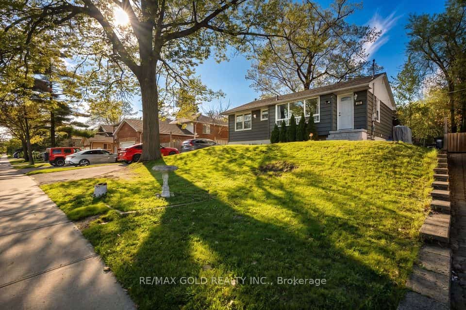 246 Edgehill Drive, Barrie, ON L4N 7W9