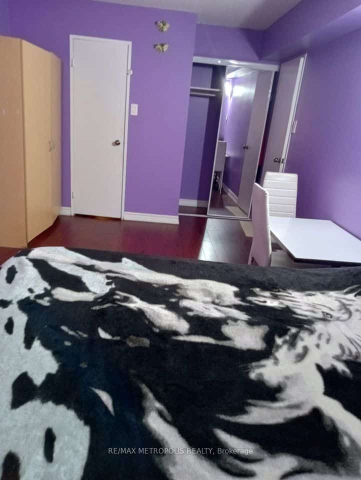 25 Sunrise Avenue #202, Toronto, ON M4A 2S2