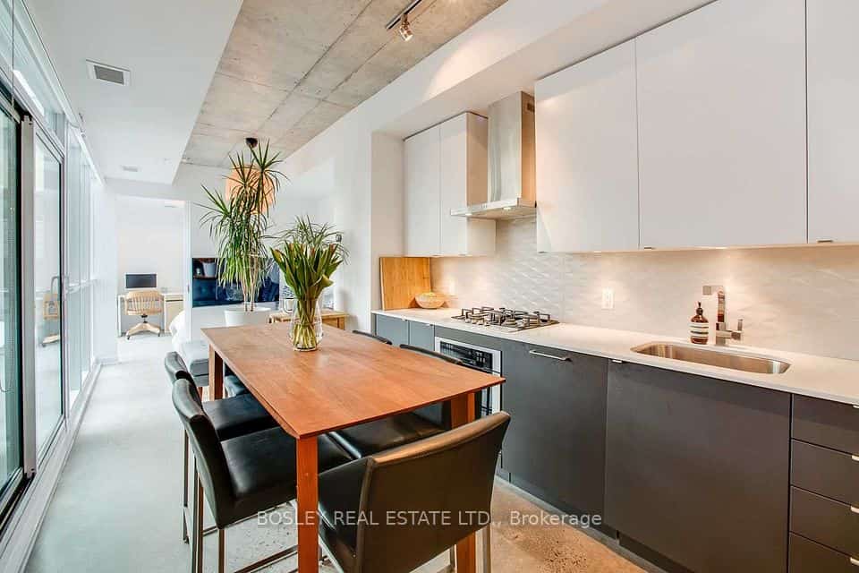 38 Howard Park Avenue #528, Toronto, ON M6R 0A7