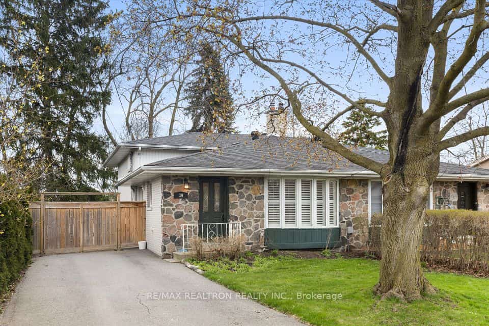 39 Jasper Drive, Aurora, ON L4G 3B6