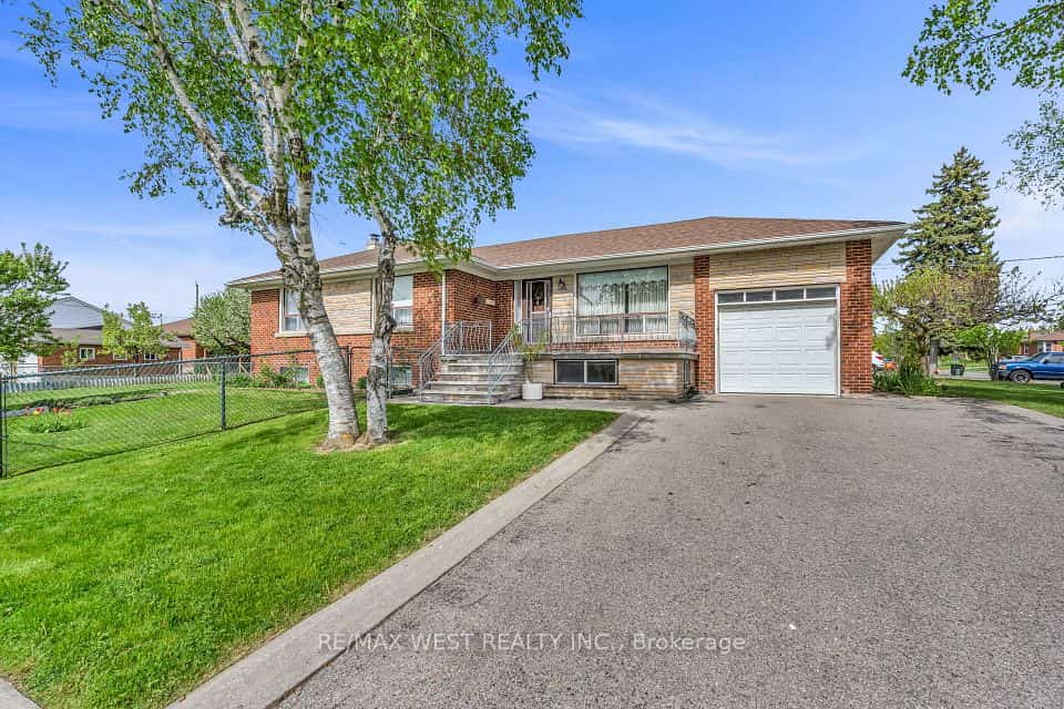 90 Tavistock Road, Toronto, ON M3M 2N9