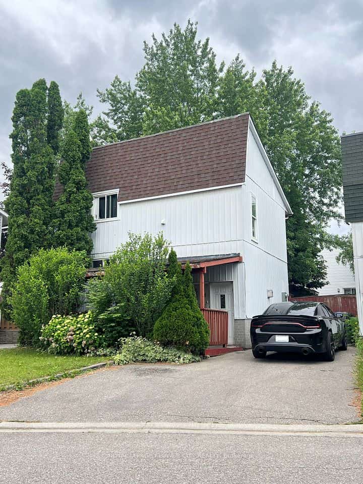 8 Grand River Court, Brampton, ON L6S 2J8