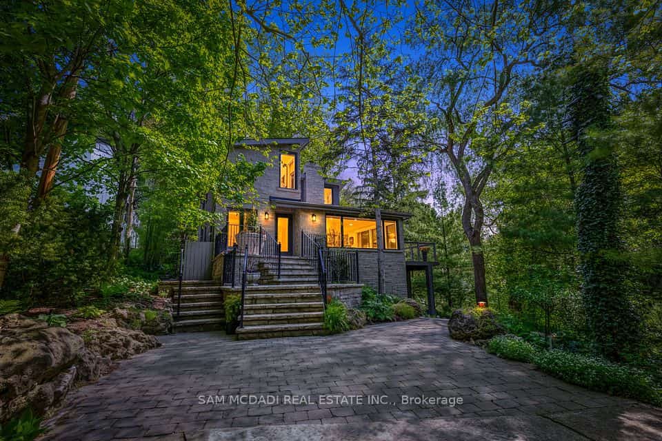 1273 Queen Victoria Avenue, Mississauga, ON L5H 3H2