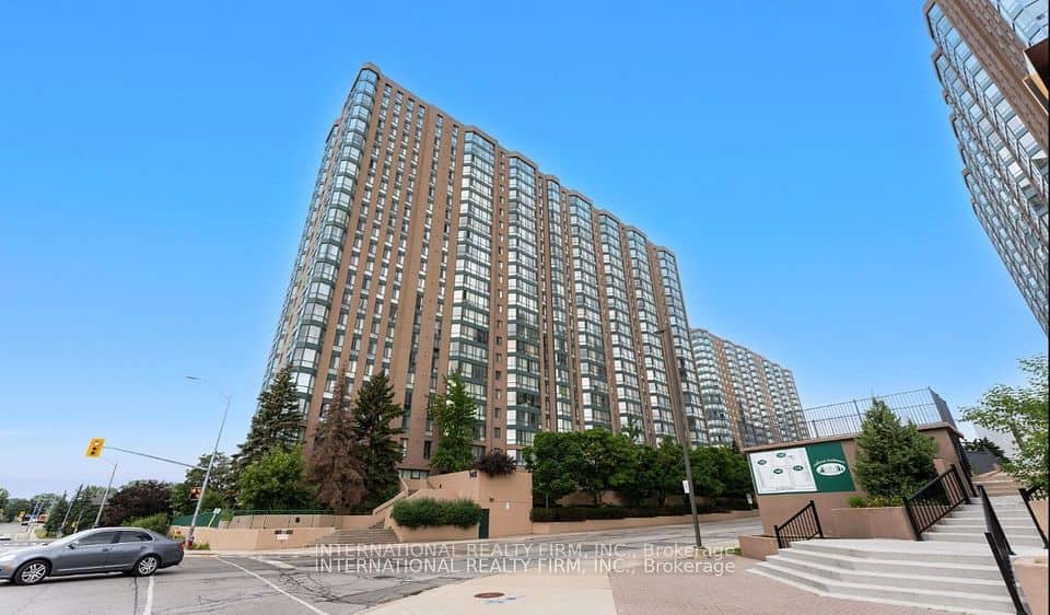145 Hillcrest Avenue E, Mississauga