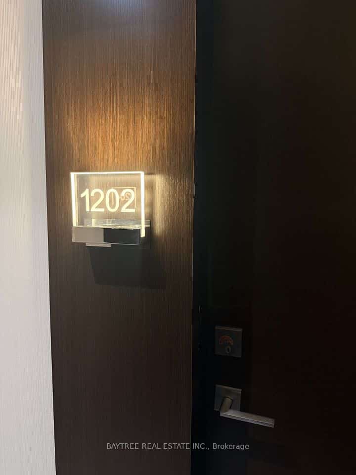 2221 Yonge Street #1202, Toronto, ON M4S 0B8