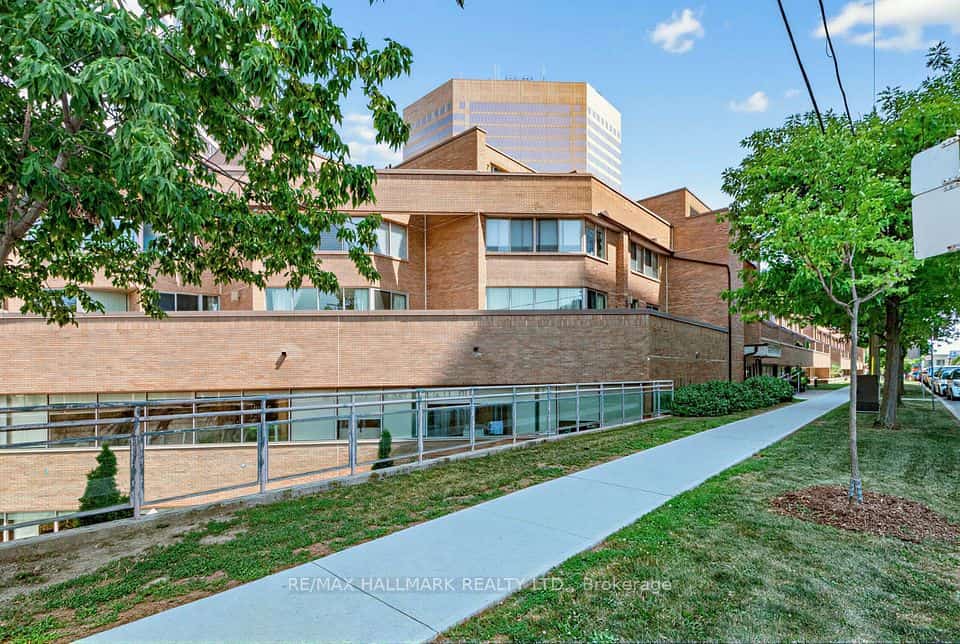3 Duplex Avenue #102, Toronto, ON M2M 4G6
