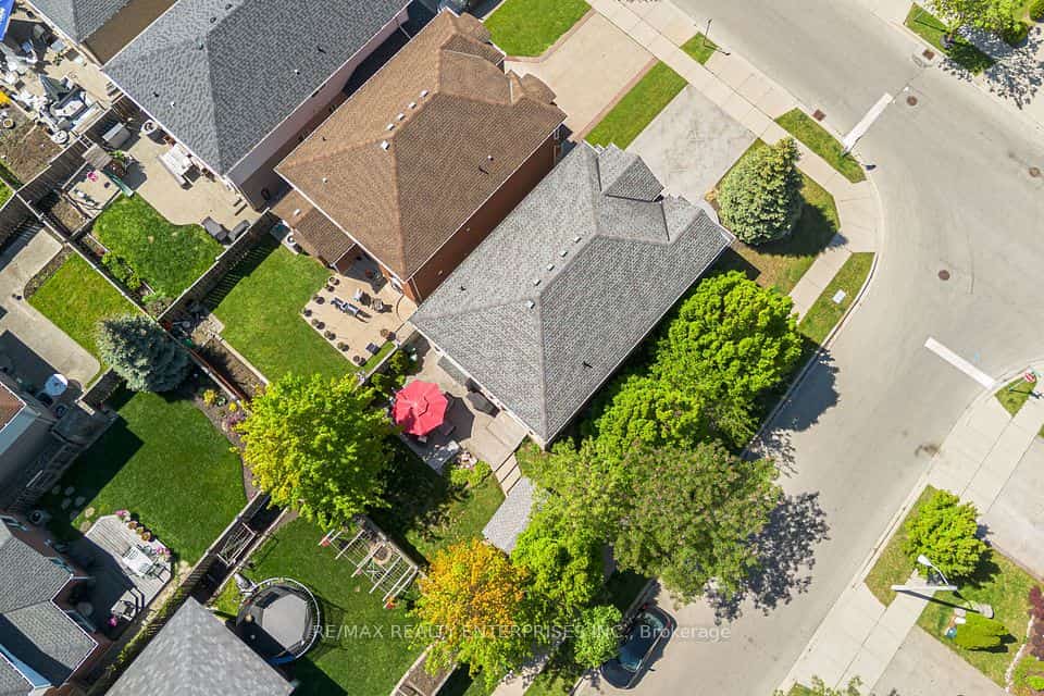 444 Dicenzo Drive, Hamilton, ON L9B 0B3