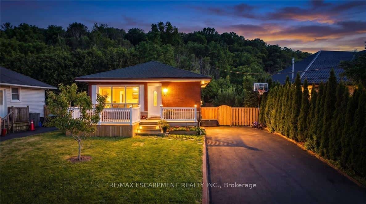17 Alba Street, Hamilton, ON L8G 1N9