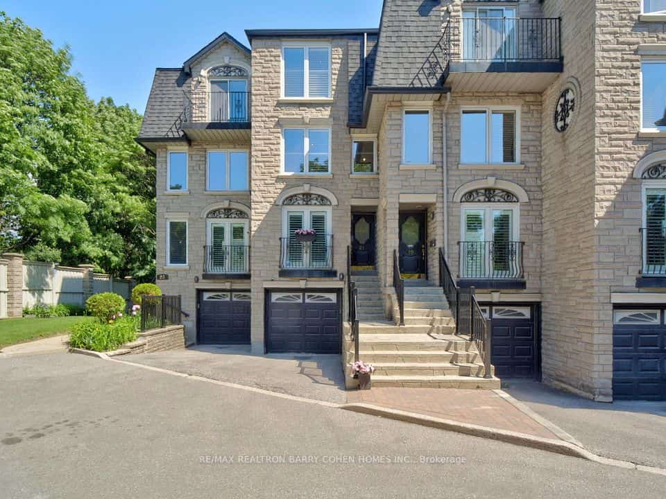 21 Birchbank Lane, Toronto, ON M3B 2Y2
