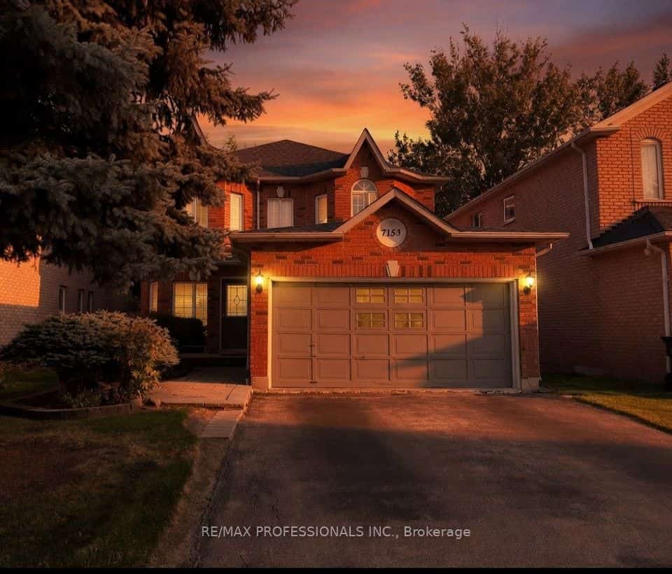 7153 Waldorf Way, Mississauga, ON L5N 7R3